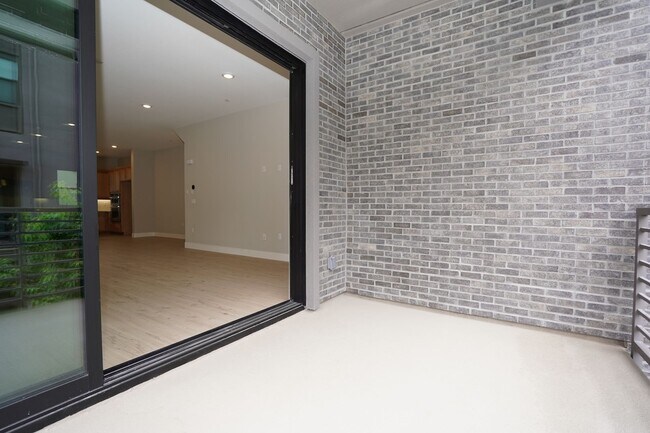 Building Photo - New Construction End Unit Luxury Townhome in Central Sunnyvale Location!