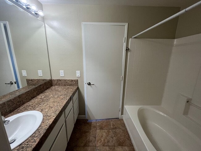 Building Photo - Cozy 2 bedroom apartment on East Palomar!