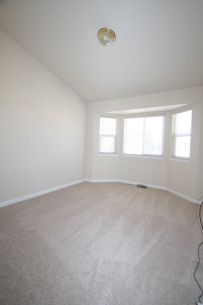 Building Photo - Appealing 3 Bedroom Townhouse Located in G...