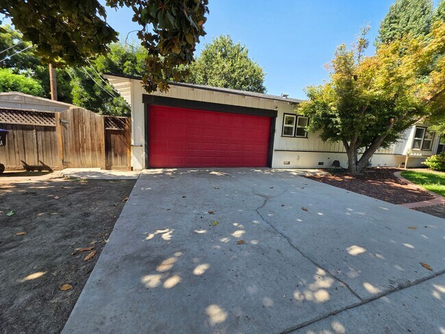 Building Photo - 2 bedroom 2 bathroom in Beverly Glen!