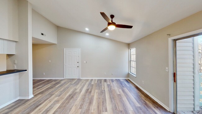 Building Photo - 9617 Vinca Cir