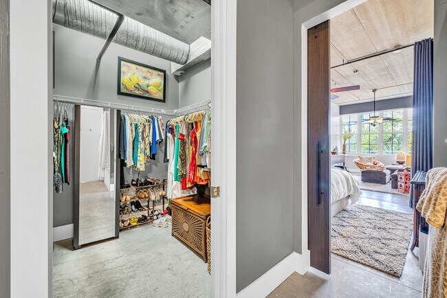 Building Photo - 425 N Andrews Ave