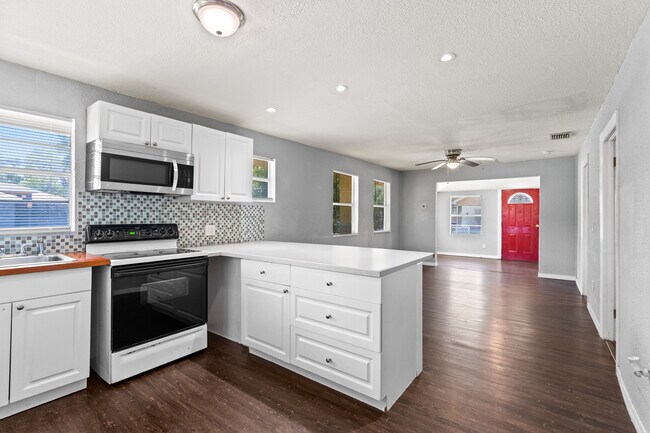 Building Photo - 901 Vine Ave