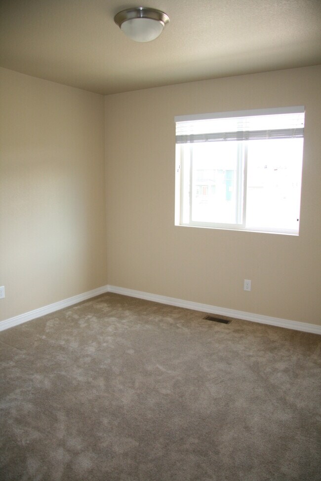 Building Photo - Two Story Townhouse in Old Colorado City!