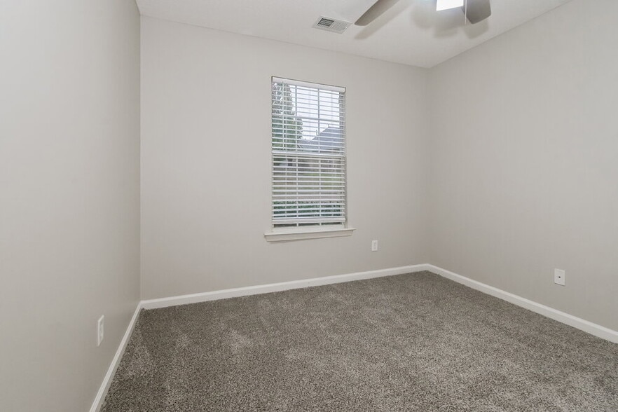 Building Photo - 87 Wren St