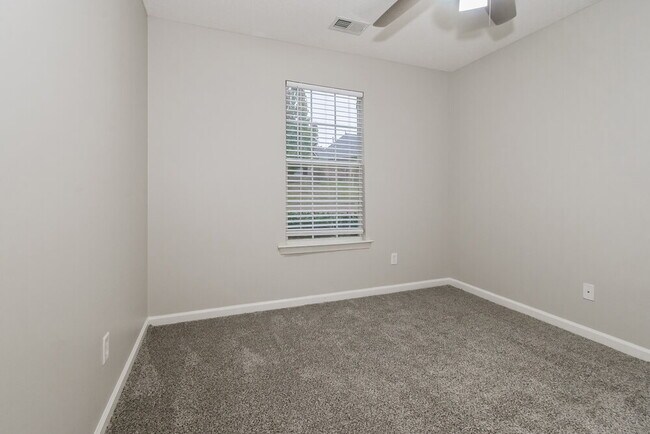 Building Photo - 87 Wren St