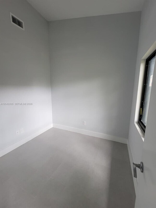 Building Photo - 313 NE 169th St