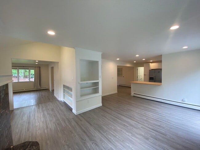 Building Photo - A 3 bed, 2.5 bath home that has been meticulously well kept!