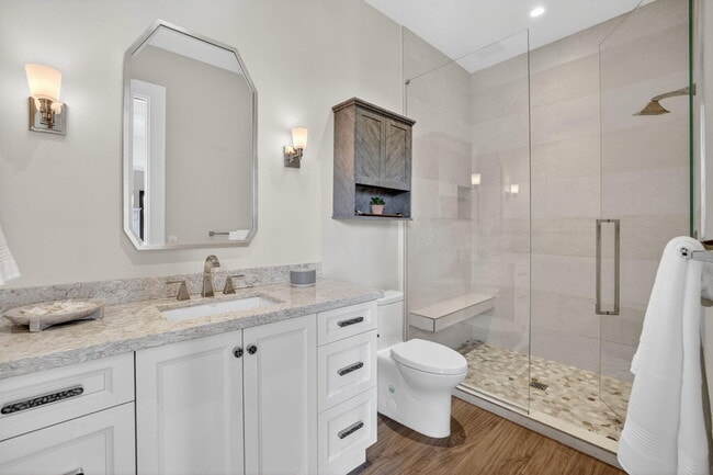 Building Photo - 400 Mola Ave