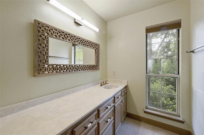 Building Photo - 3605 Silver Hill Cir