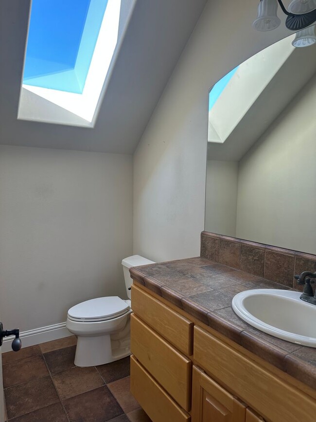 Building Photo - Located in the desirable Eagle Point Golf ...