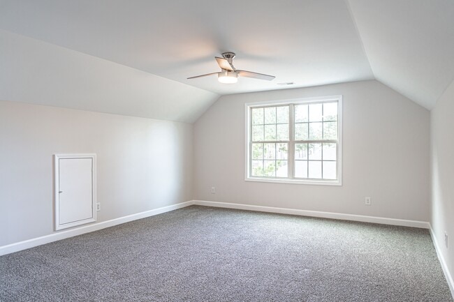 Building Photo - 135 Almond Dr