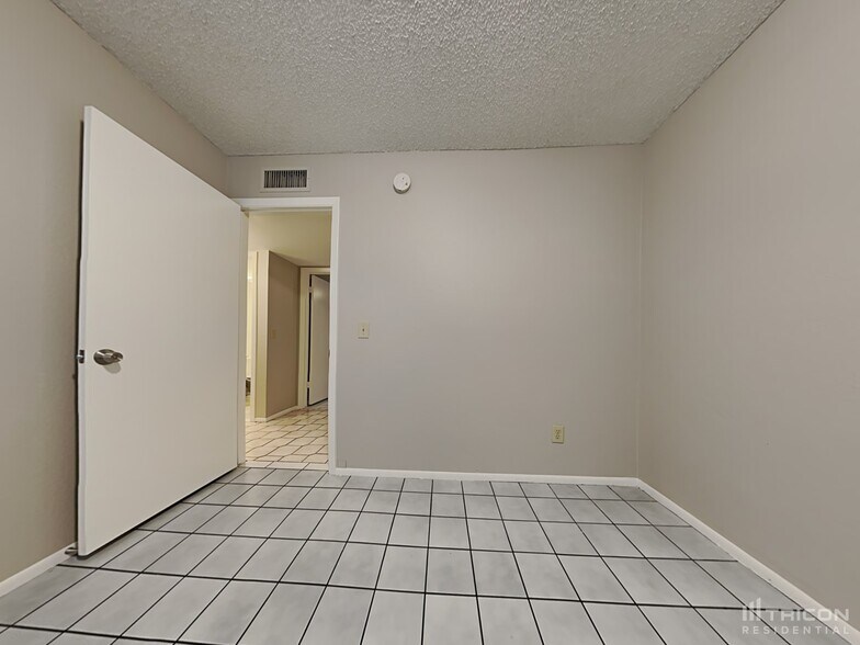 Building Photo - 8838 W Cinnabar Ave