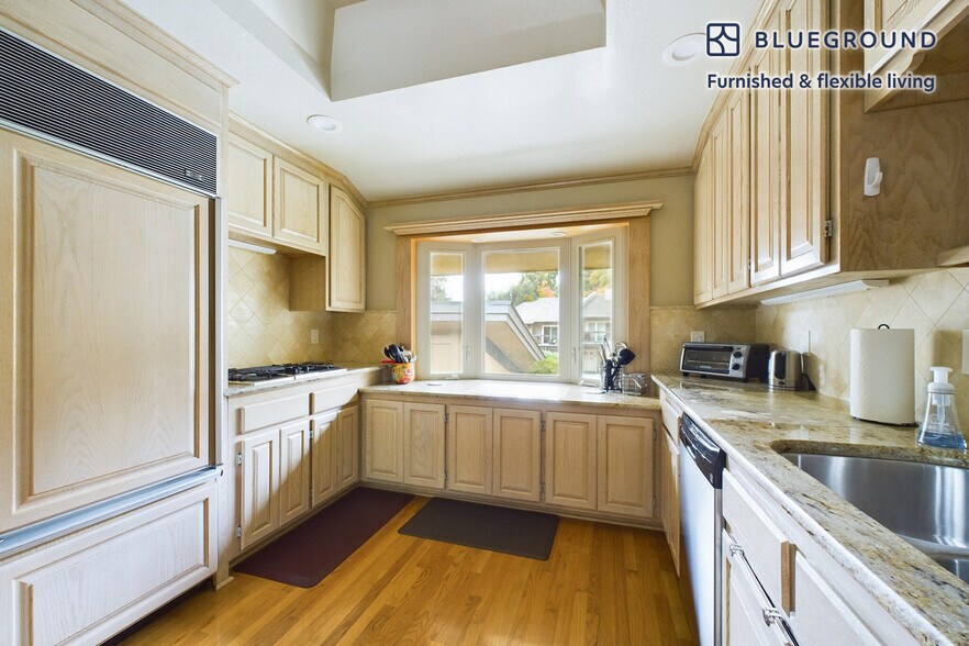 Building Photo - 500 Golfview Dr