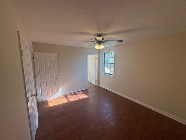 Building Photo - 3 Bed/2 Bath with Deck/Yard in quite neigh...