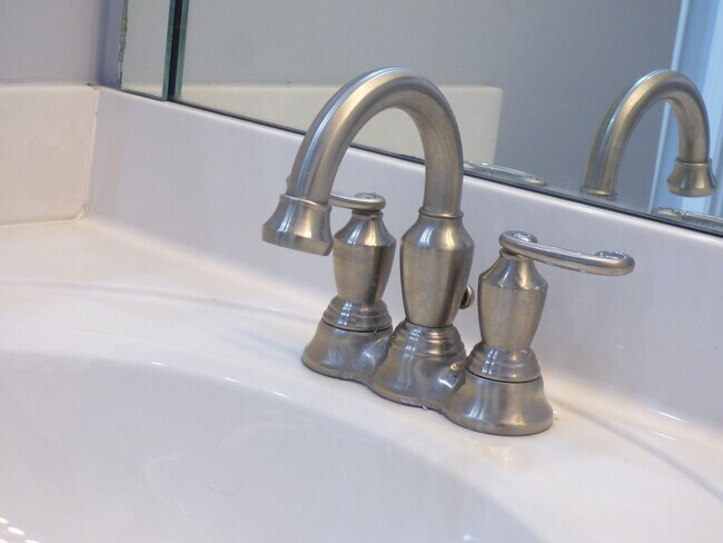 Building Photo - Lovely, Spacious 4 BR House! Vaulted Ceili...