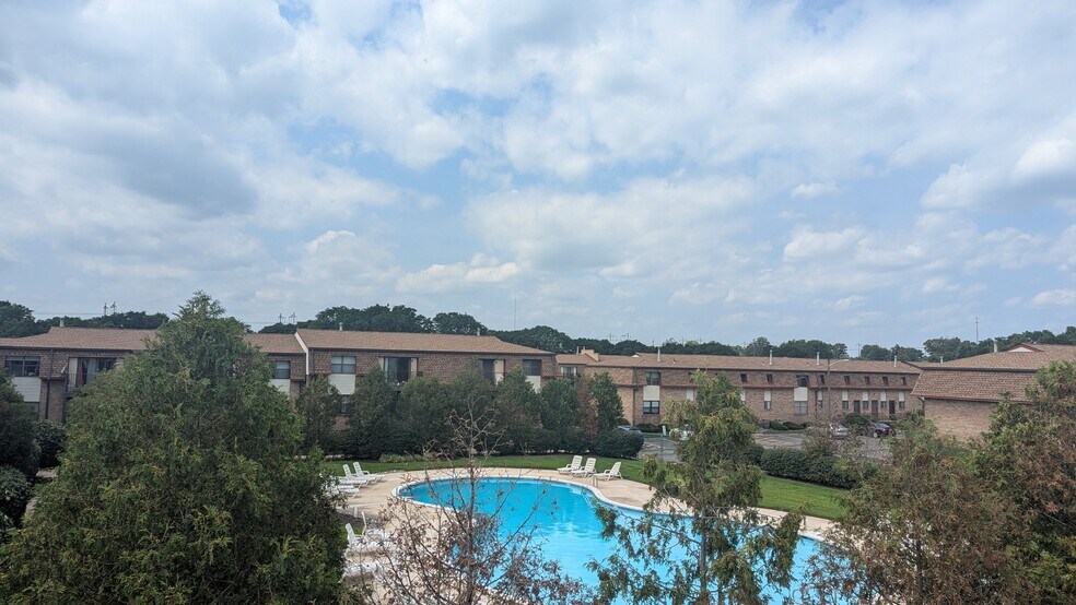 Building Photo - 1204 N Oaks Blvd