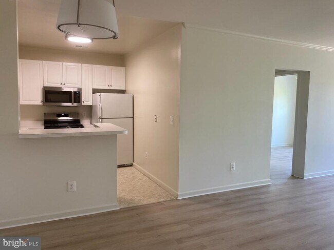 Building Photo - 7000 Falls Reach Dr