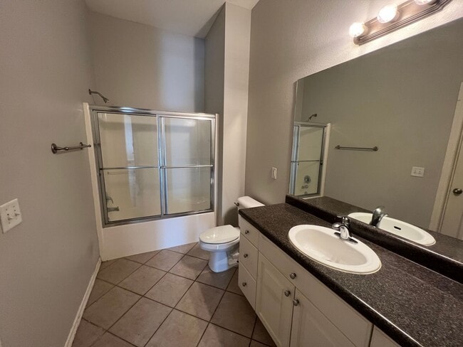 Building Photo - Three Bed / Three Bath with Fenced Yard an...