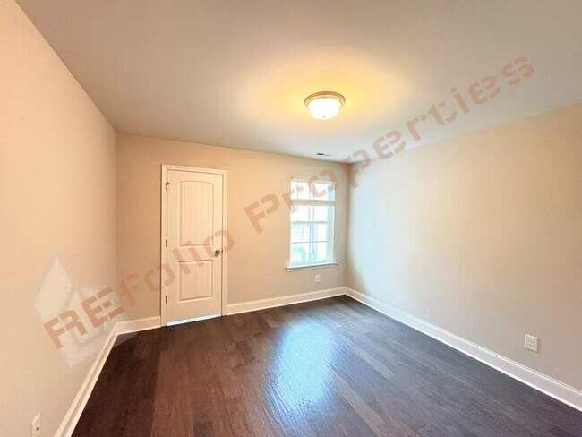 Building Photo - 713 Newlyn Dr