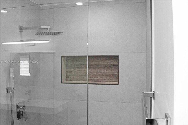 Building Photo - 11020 SW 140th Ave