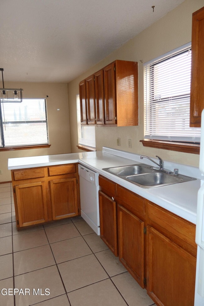 Building Photo - 1137 W Bend Ln