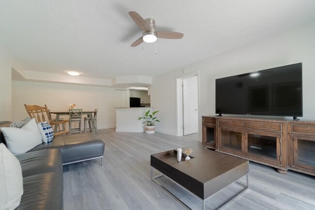 Building Photo - 800 Crestwood Ct S