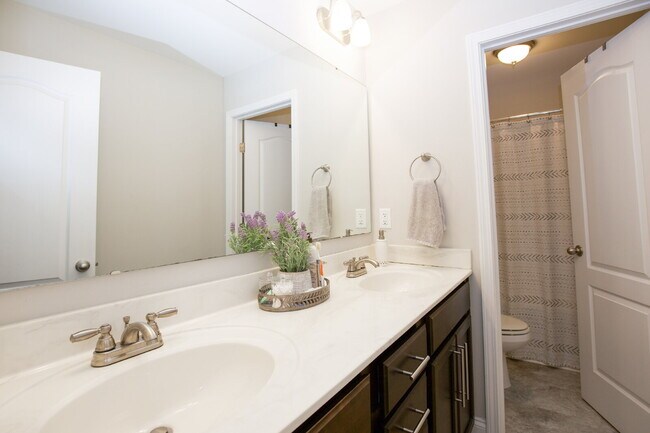 Building Photo - "Spacious 4-Bedroom Home with 2.5 Baths in...
