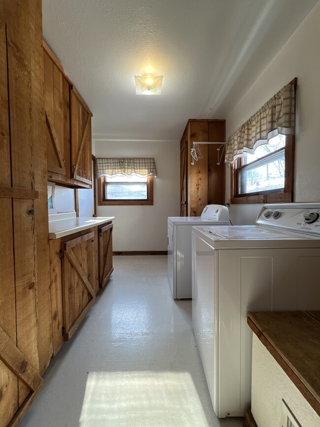 Building Photo - 1950 Bennett St