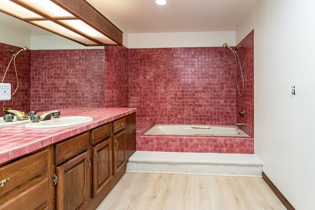 Building Photo - Charming home with Golf Course Views!!!