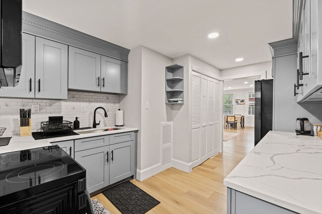 Building Photo - 613 Harvard St NW