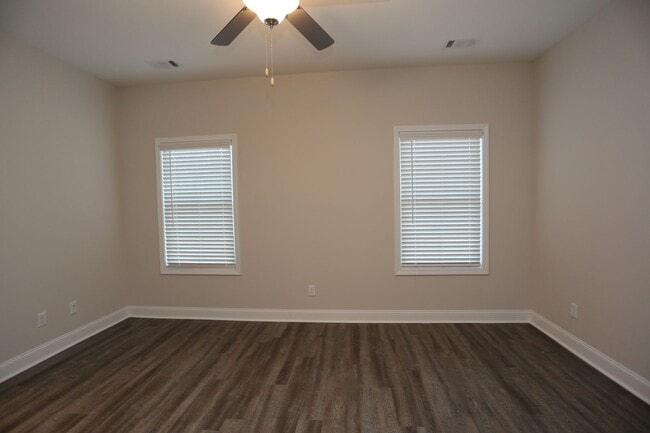 Building Photo - 4 Bedroom Brick House Available TODAY!