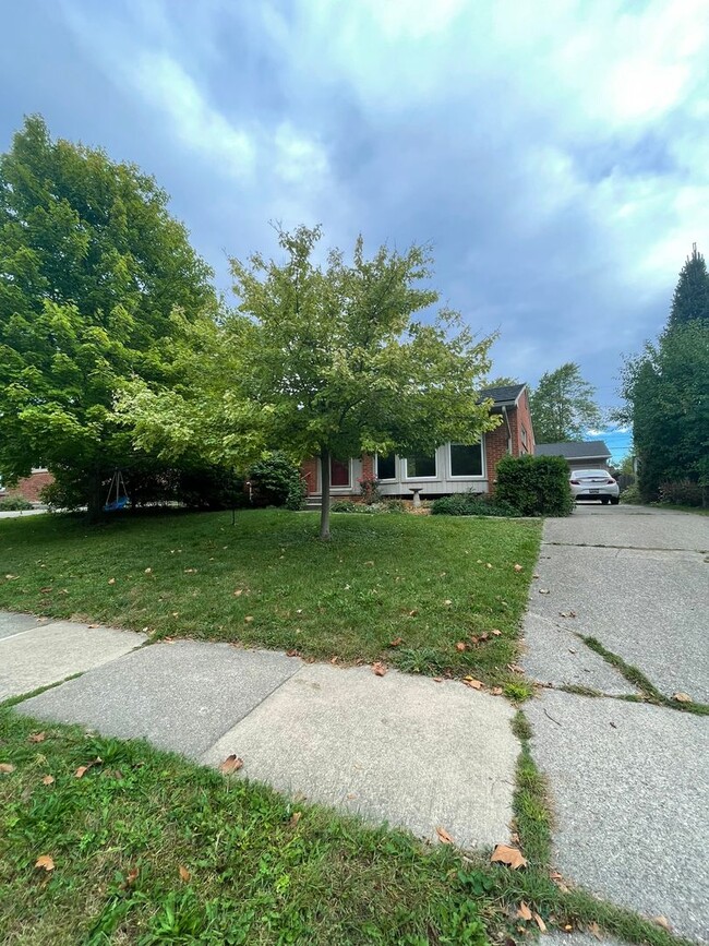 Building Photo - Three Bedroom Home in Dicken Neighborhood ...