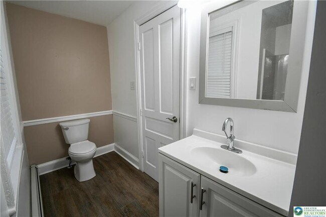 Building Photo - 459 Linden St