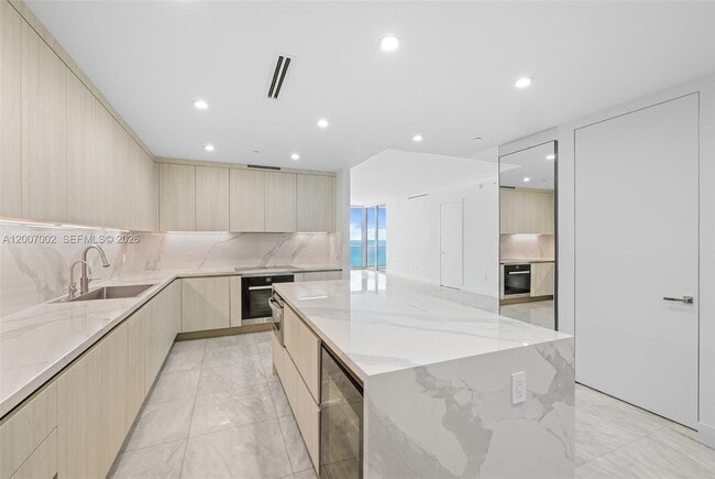 Building Photo - 100 South Pointe Dr