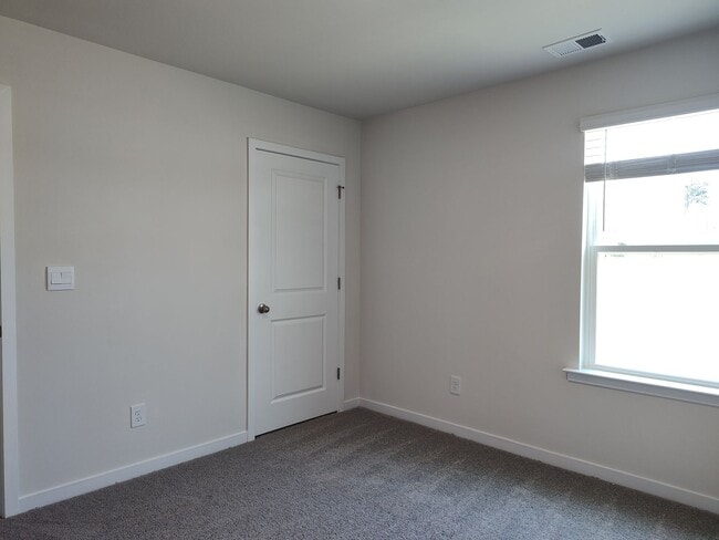 Building Photo - Beautiful home located in the Hamilton Woo...