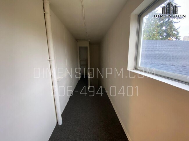 Building Photo - Spacious Two-Bedroom Apartment in the Hear...