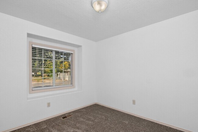 Building Photo - Lovely 3 Bedroom 2 Bath, 1350 Square Foot ...