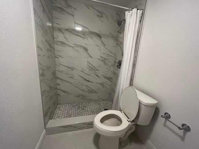 Building Photo - 1300 NE 47th Ct