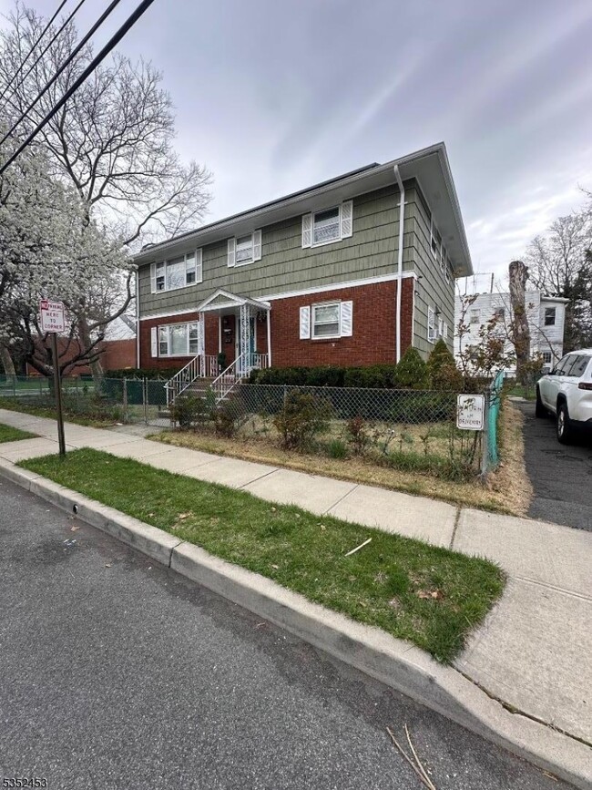 Primary Photo - 739 Burnside St