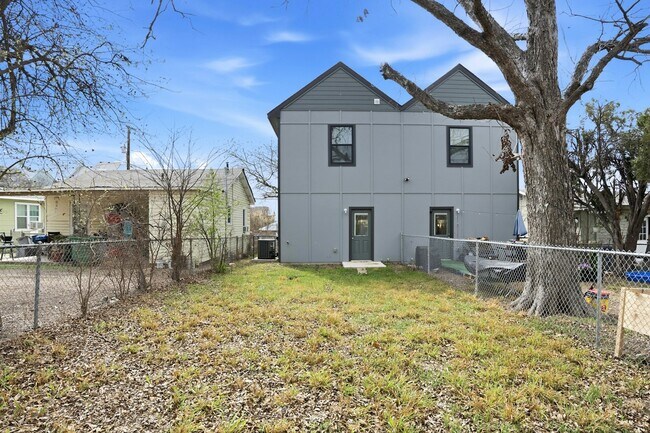 Building Photo - 707 Runnels Ave