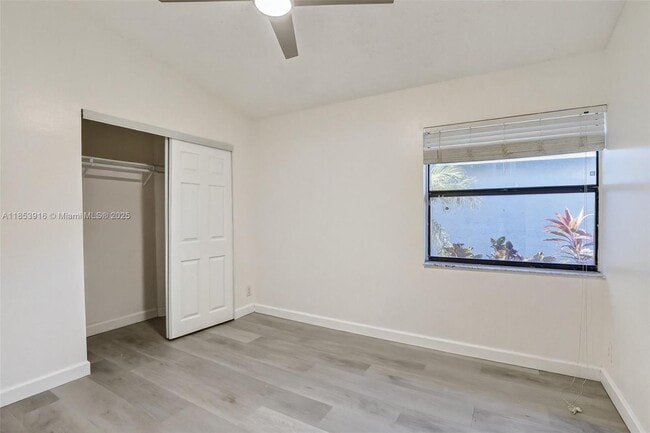 Building Photo - 581 Lakeside Cir