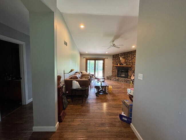 Building Photo - 3 Bedroom house