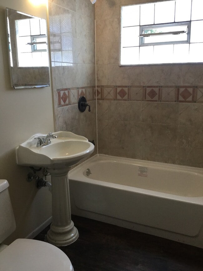 Building Photo - Spacious 4 BR Single Home