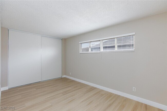 Building Photo - 1300 E Nelson Ave