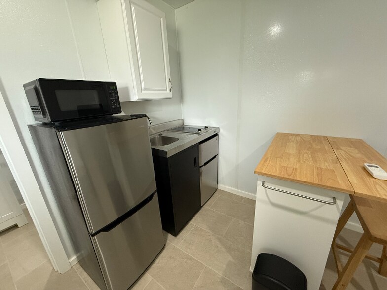 Building Photo - 231 W 41st St