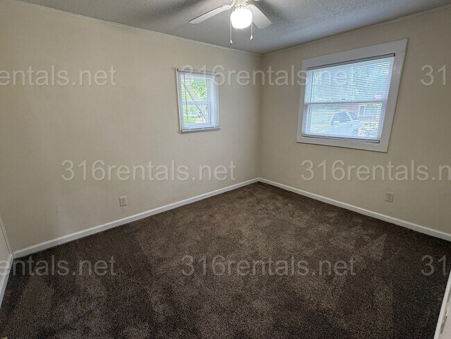 Building Photo - $1100 - 3 bedroom / 1 bathroom - Single Fa...