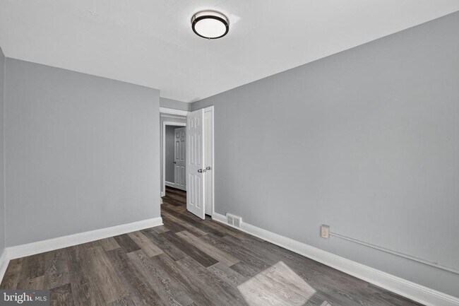 Building Photo - 331 W 21st St