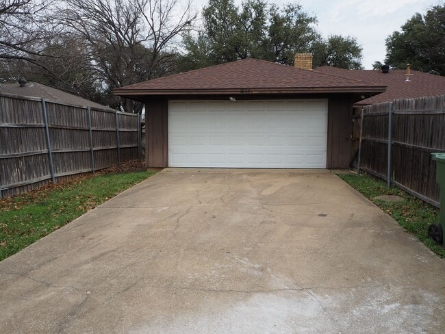 Building Photo - 1934 Maxwell Dr