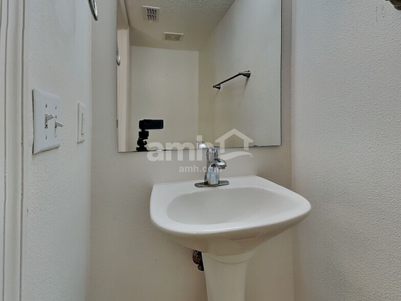 Building Photo - 1605 Pickard Cir